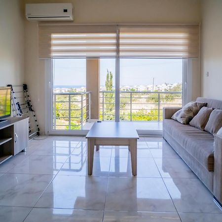 Spacious Two-Bedroom Apartment In Amazing Residence Escape Homes ไคริเนีย ภายนอก รูปภาพ