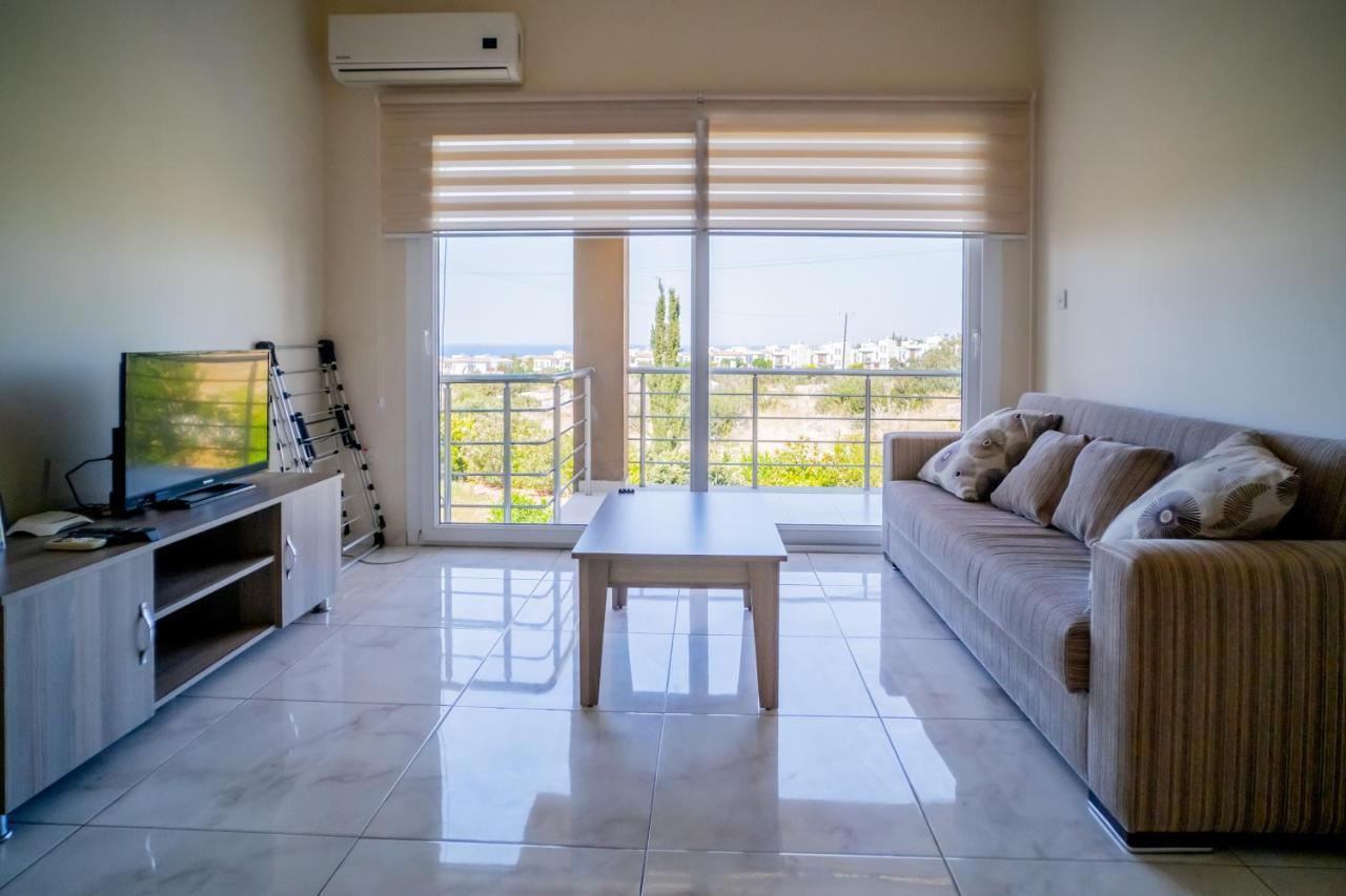 Spacious Two-Bedroom Apartment In Amazing Residence Escape Homes ไคริเนีย ภายนอก รูปภาพ