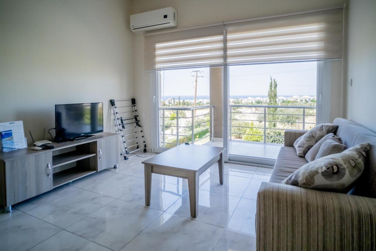 Spacious Two-Bedroom Apartment In Amazing Residence Escape Homes ไคริเนีย ภายนอก รูปภาพ