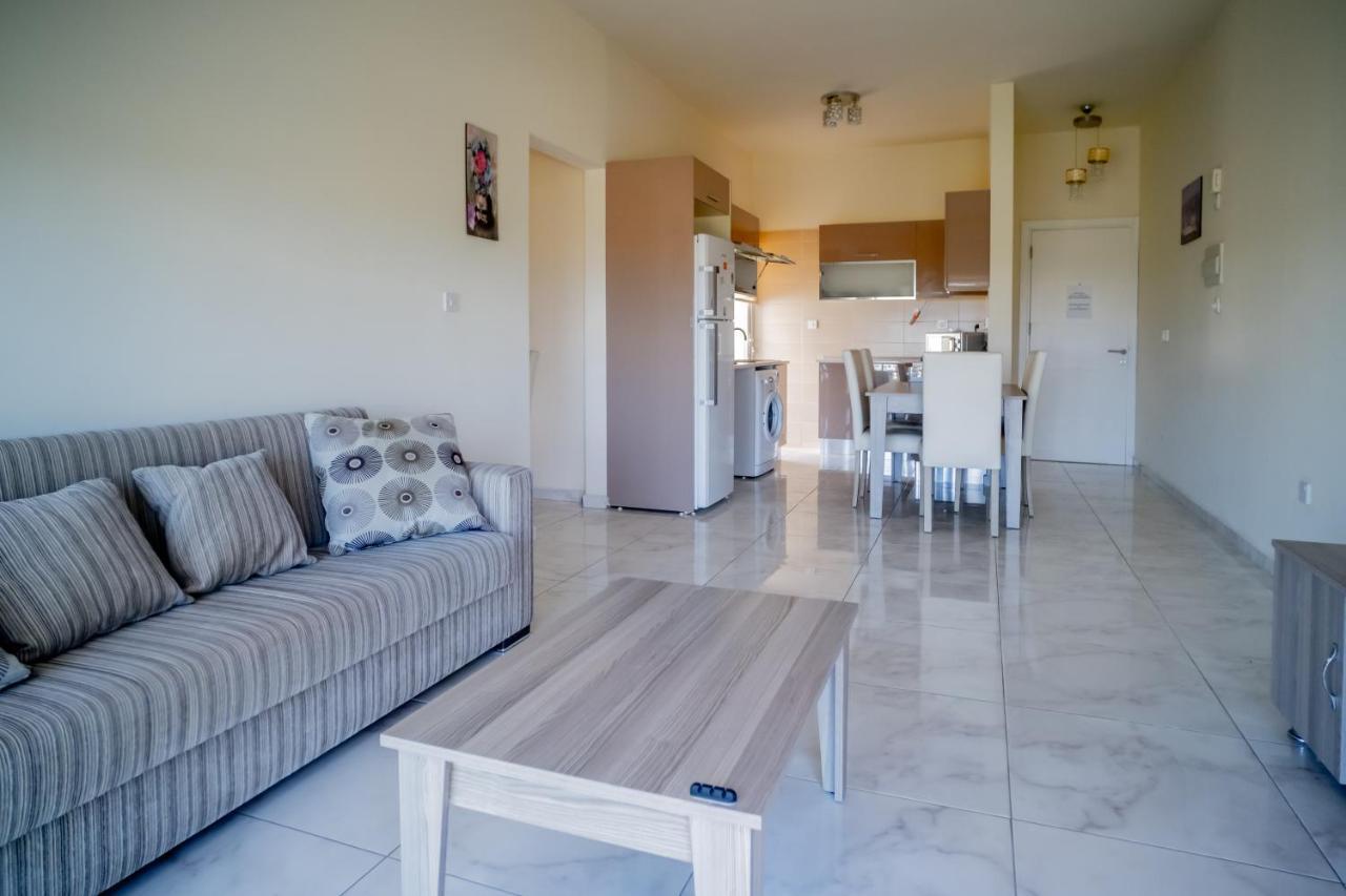 Spacious Two-Bedroom Apartment In Amazing Residence Escape Homes ไคริเนีย ภายนอก รูปภาพ