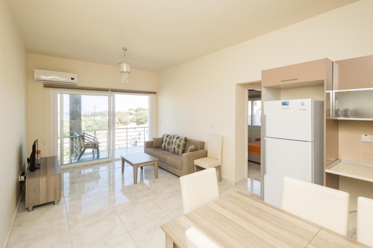 Spacious Two-Bedroom Apartment In Amazing Residence Escape Homes ไคริเนีย ภายนอก รูปภาพ