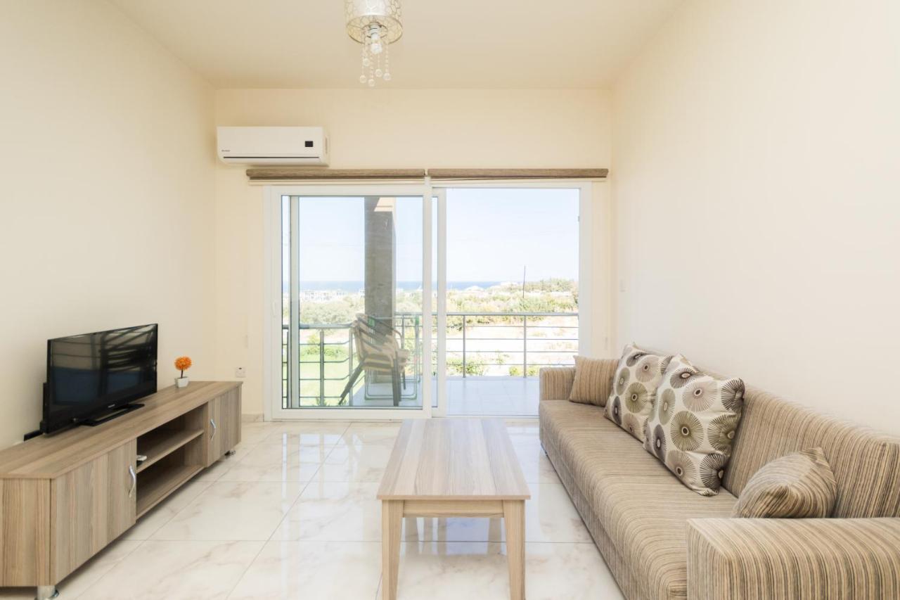Spacious Two-Bedroom Apartment In Amazing Residence Escape Homes ไคริเนีย ภายนอก รูปภาพ