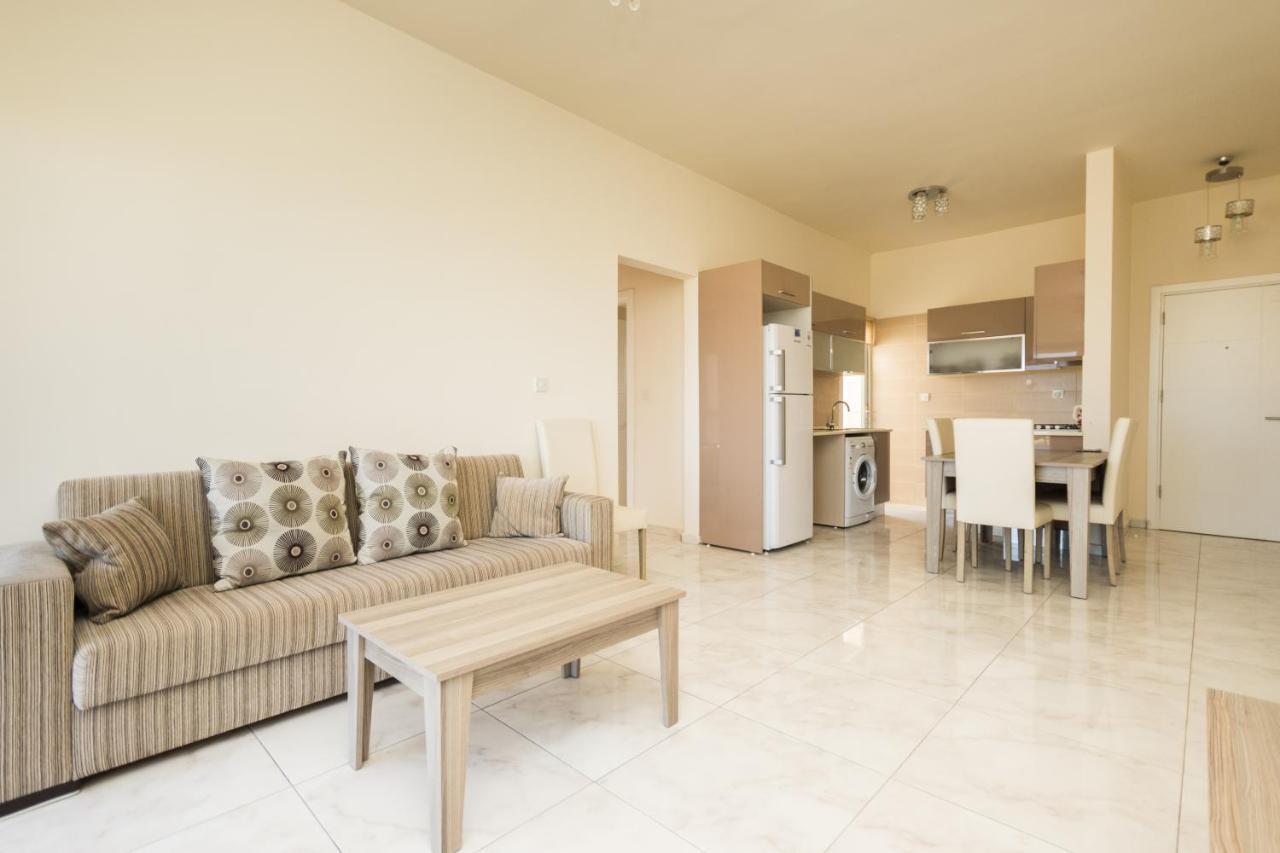 Spacious Two-Bedroom Apartment In Amazing Residence Escape Homes ไคริเนีย ภายนอก รูปภาพ